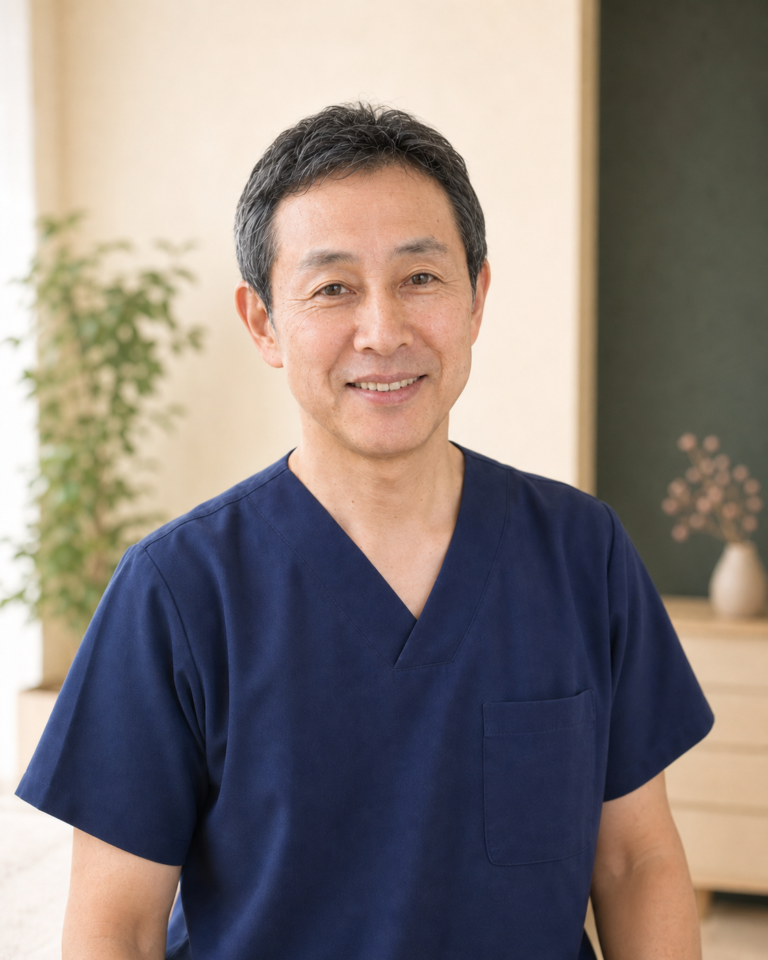 穏やかな笑顔で迎える吹田鍼灸院の院長 吹田タカシ